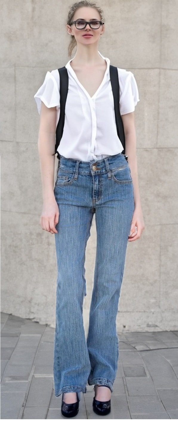 Brielle 90s jeans with heels and a blouse